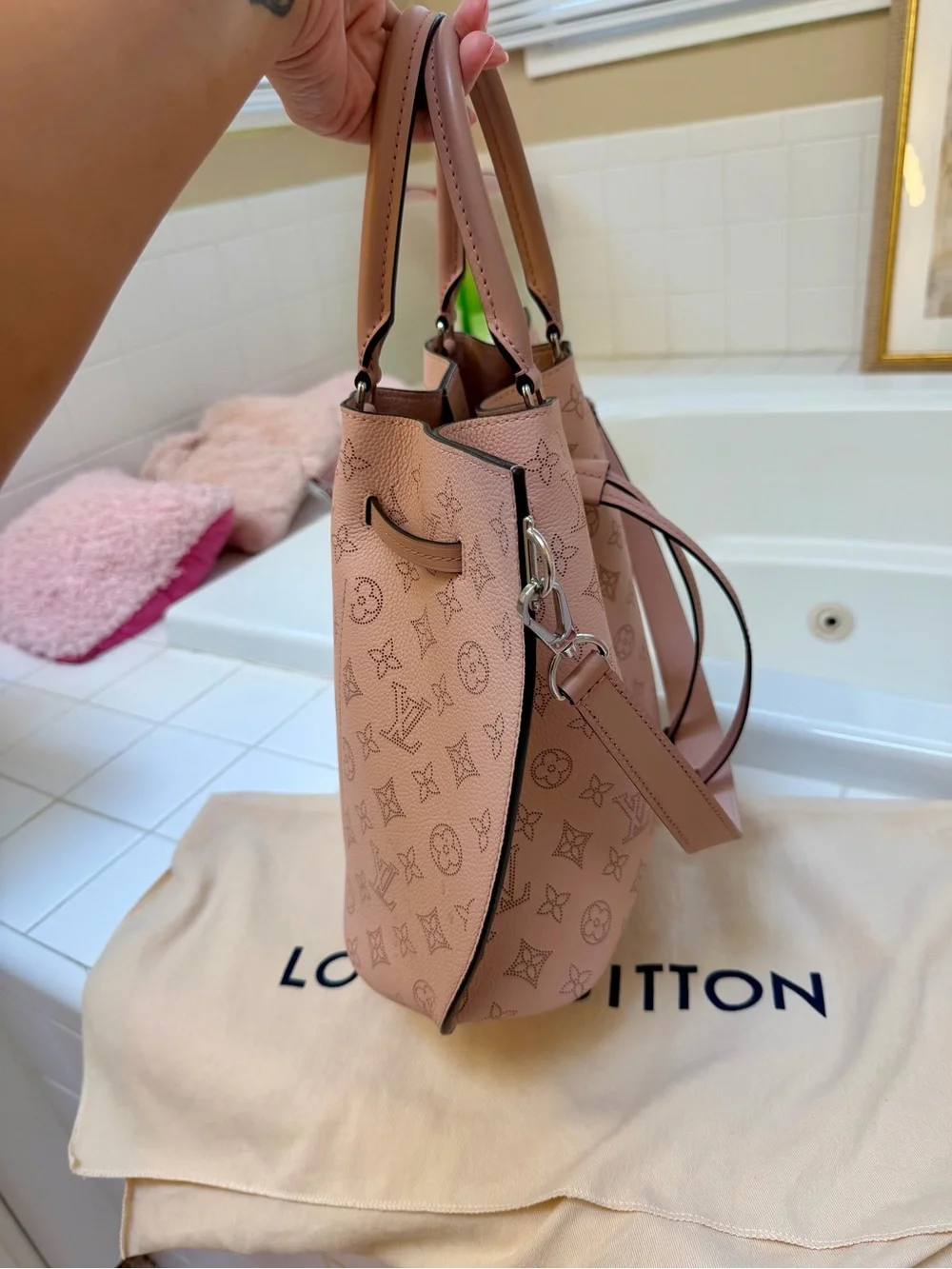 Louis Vuitton Mahina Girolatta Magnolia Handbag Pink